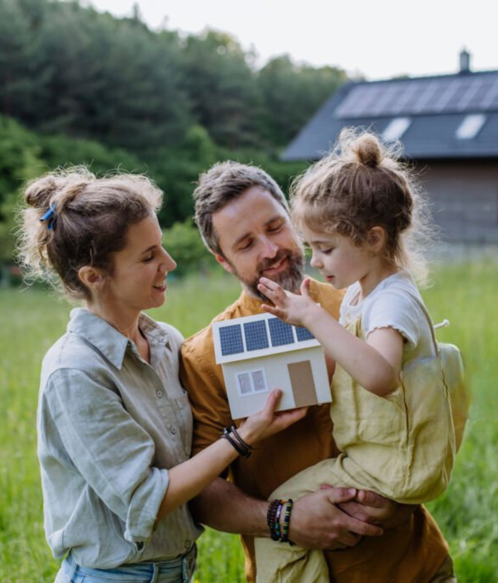 Familie mit einem Solardach auf dem Haus